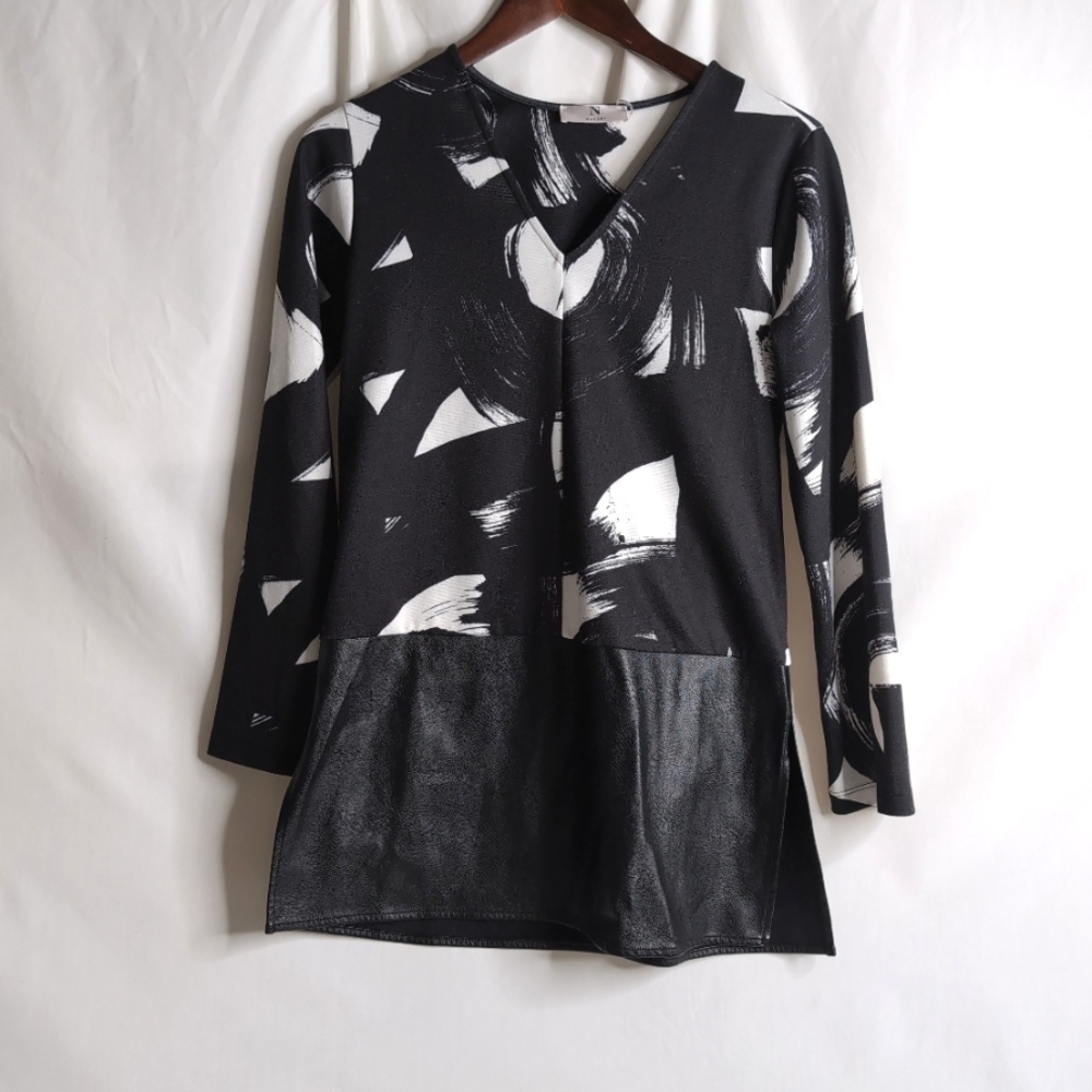 NWOT NATORI Abstract V neck Tunic with Faux Leather Trim, Size XS